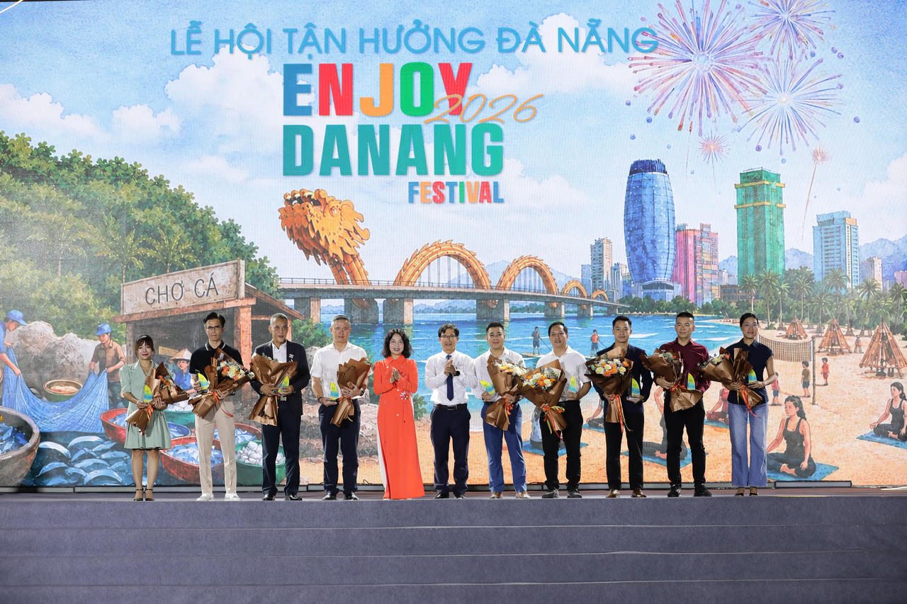 Đại diện Sở Văn hoá - Thể thao và Du lịch Đà Nẵng trao hoa cho các đơn vị, doanh nghiệp, đối tác đồng hành