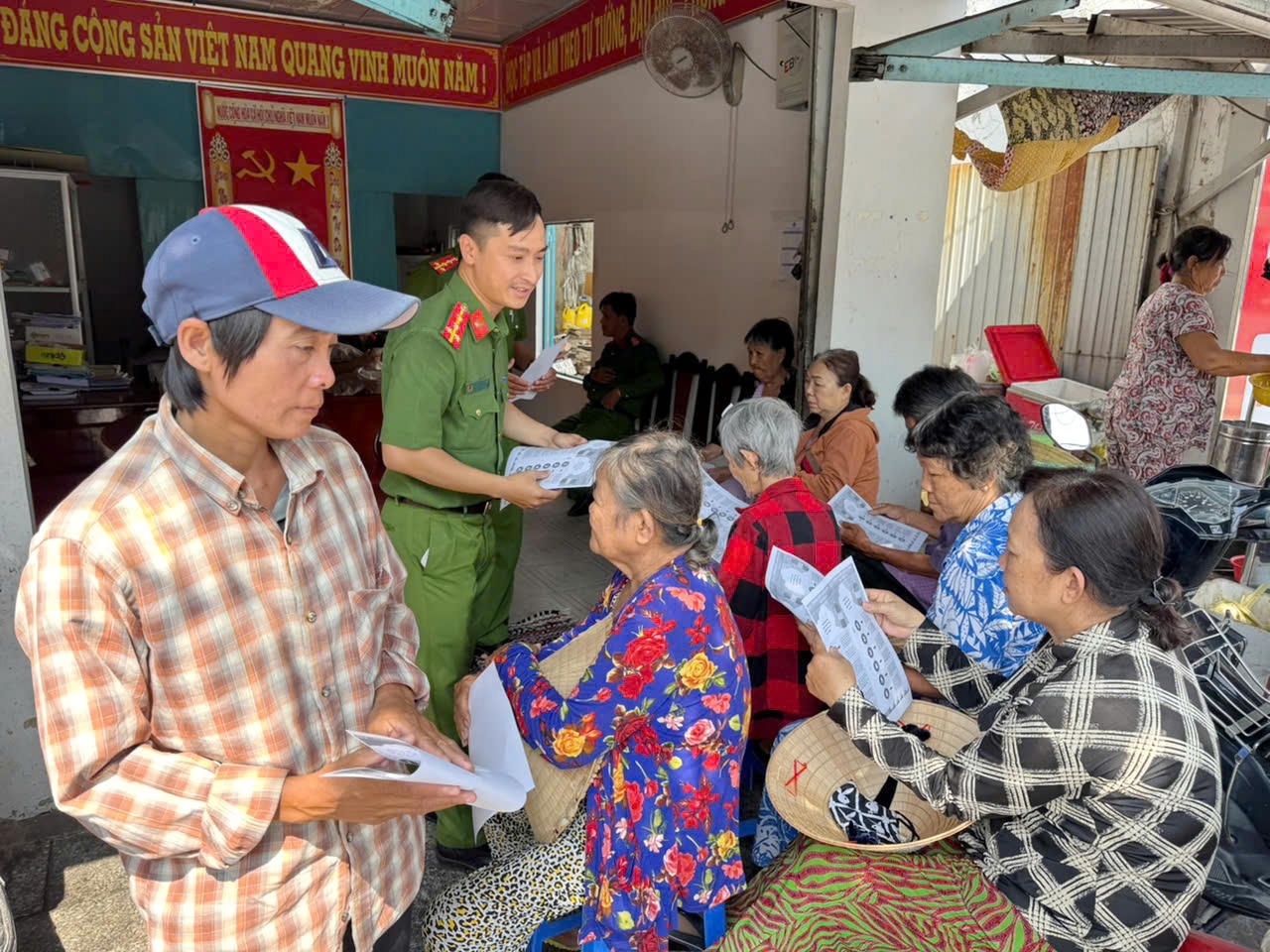 Cán bộ Công an phường Vĩnh Trạch tuyên truyền pháp luật đến người dân trong mô hình "Chiều thứ Sáu về cơ sở", góp phần nâng cao hiệu quả công tác dân vận (Ảnh: Hữu Đệ).