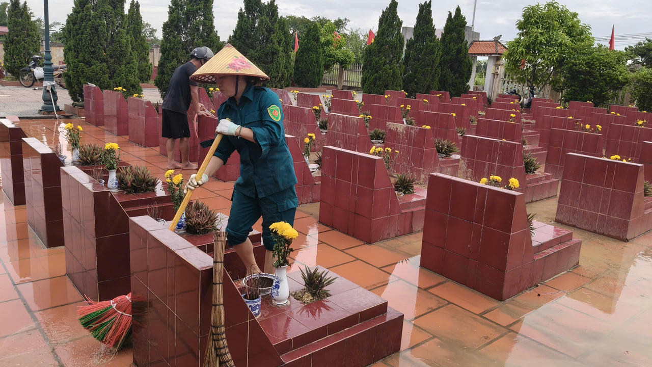 Ban CHQS xã Khúc Thừa Dụ huy động cán bộ, chiến sĩ và lực lượng dân quân đồng loạt ra quân chỉnh trang các nghĩa trang liệt sĩ trên địa bàn. (Ảnh Ban CHQS xã Khúc Thừa Dụ)