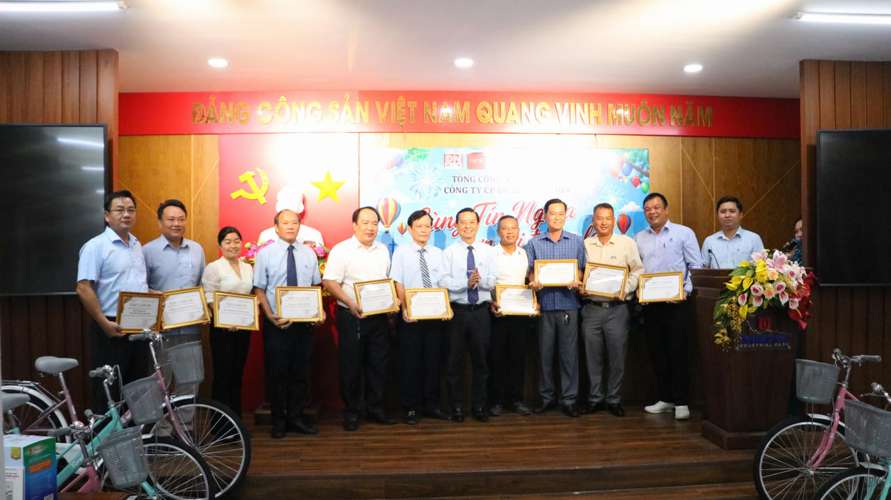 Tri ân các mạnh thường quân và các nhà tài trợ. Ảnh: Duy Trường