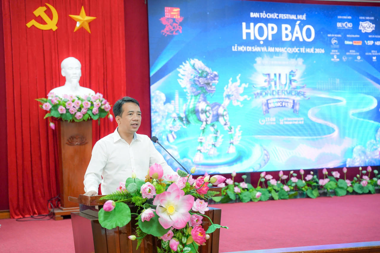 Phó Chủ tịch UBND TP Huế Trần Hữu Thuỳ Giang phát biểu tại buổi họp báo. (Ảnh: Lê Hoàng)