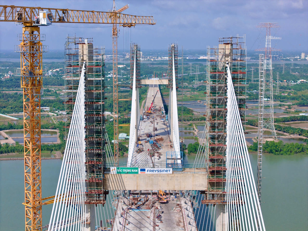 Toàn cảnh cầu Phước Khánh sau khi hợp long nhịp chính. Ảnh: DK