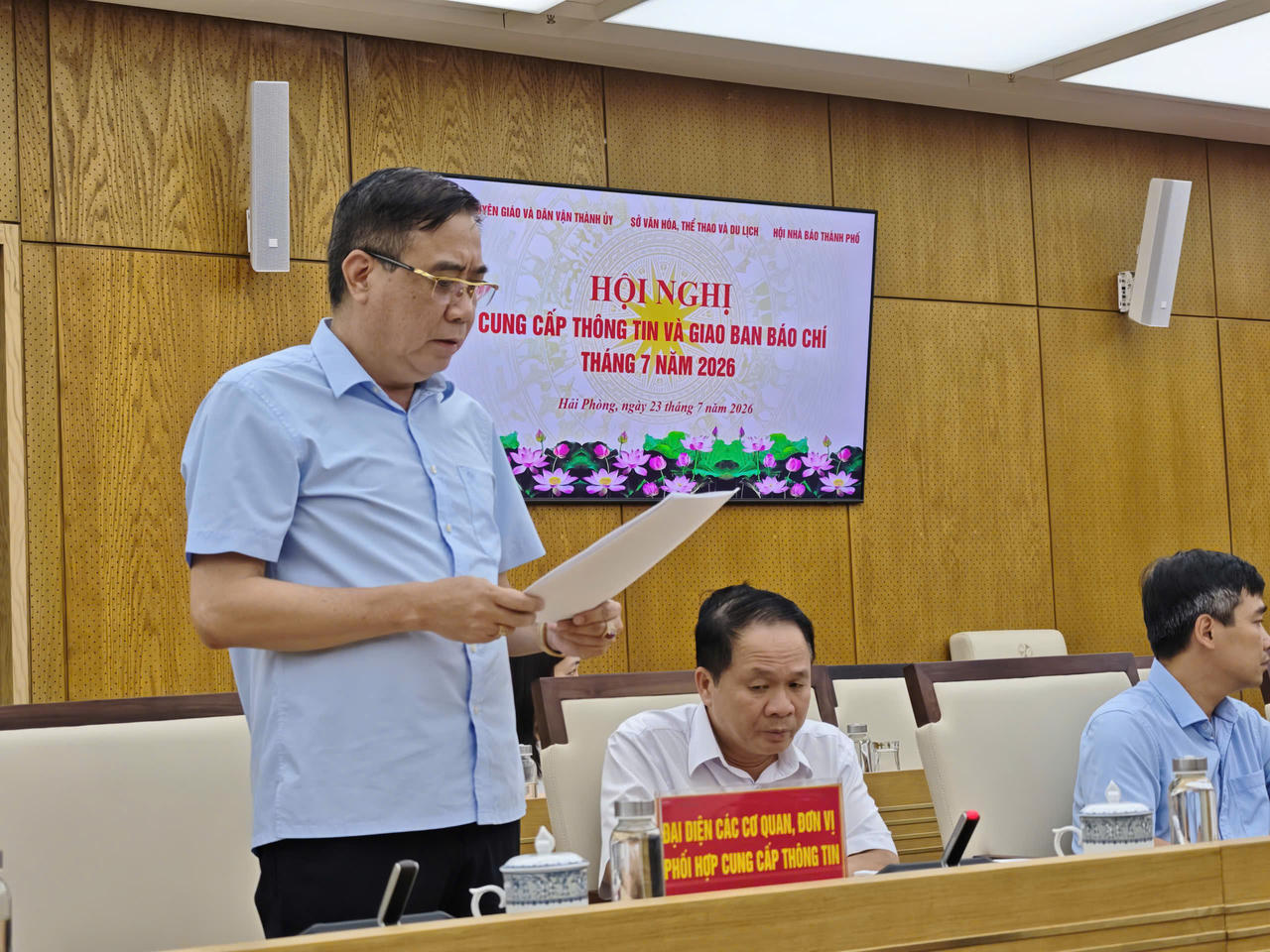 Lãnh đạo BHXH Hải Phòng thông tin về kết quả thực hiện chính sách BHXH, BHYT, BHTN tại Hội nghị cung cấp thông tin và giao ban báo chí tháng 7/2026. (Ảnh PV) 