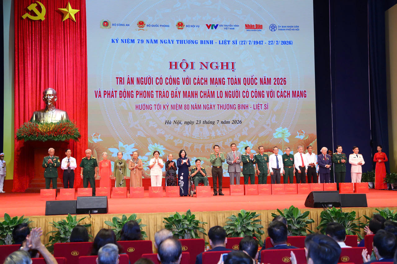 Chủ tịch UB Mặt trận Tổ quốc Việt Nam Bùi Thị Minh Hoài, Bộ trưởng Công an Lương Tam Quang tặng quà tri ân gia đình những người có công.