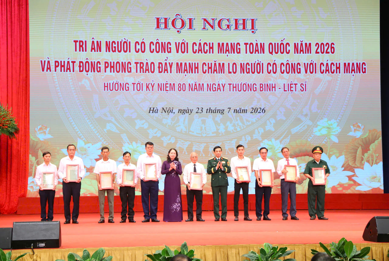Trao kỷ vật đi B cho gia đình các liệt sĩ. 