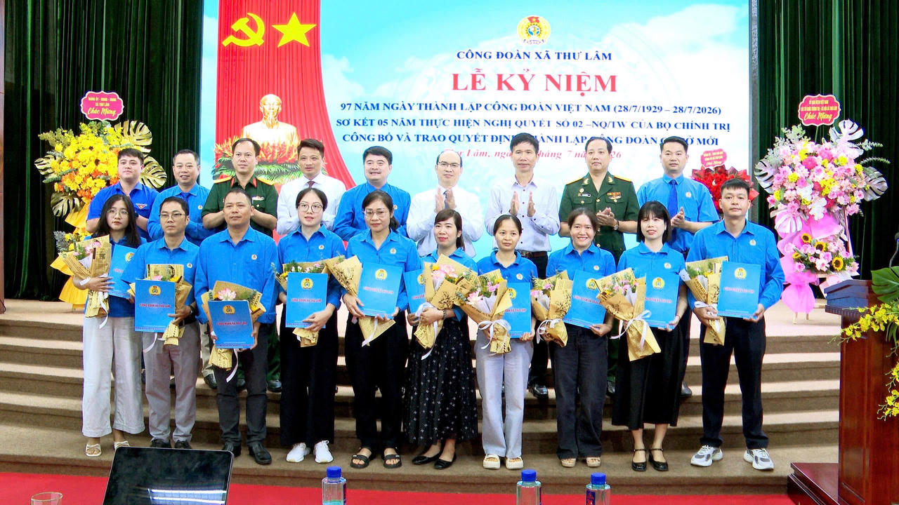 Đại diện các Công đoàn cơ sở mới nhận quyết định thành lập tại hội nghị.