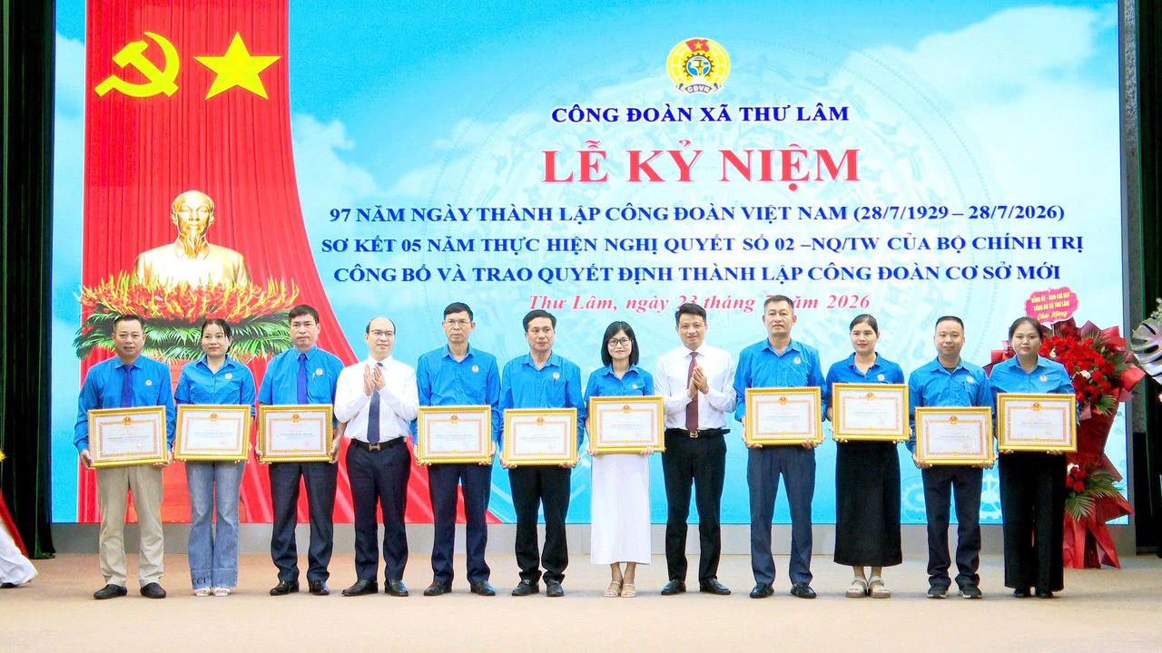 Lãnh đạo trao Giấy khen cho các tập thể có thành tích tiêu biểu trong thực hiện Nghị quyết số 02-NQ/TW.