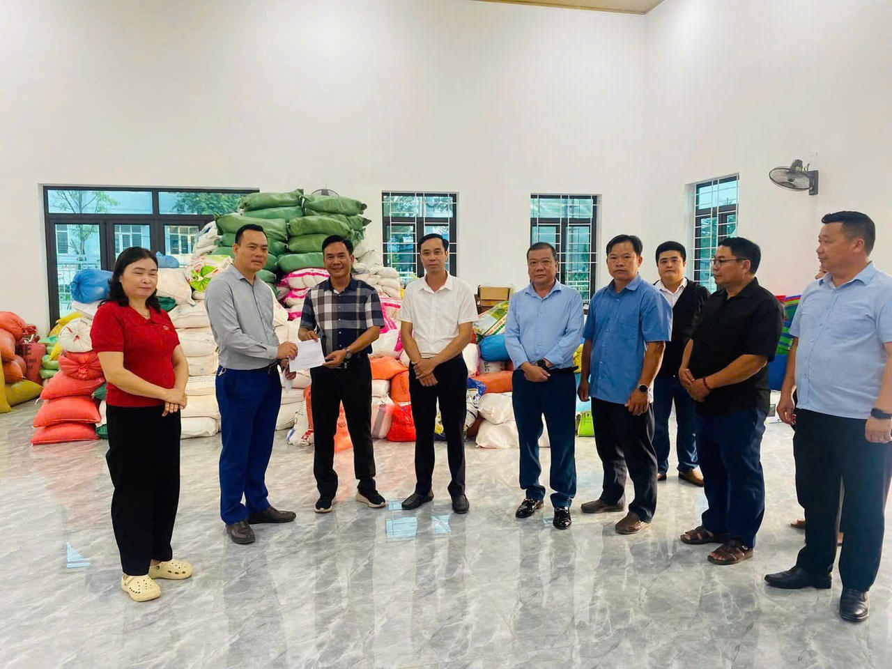 Đảng ủy, HĐND, UBND và Ủy ban MTTQ Việt Nam xã Mường Bo (tỉnh Lào Cai) đã tổ chức đoàn công tác đến thăm hỏi, động viên và trao hỗ trợ cho người dân bị ảnh hưởng bởi mưa lũ thông qua chính quyền địa phương.