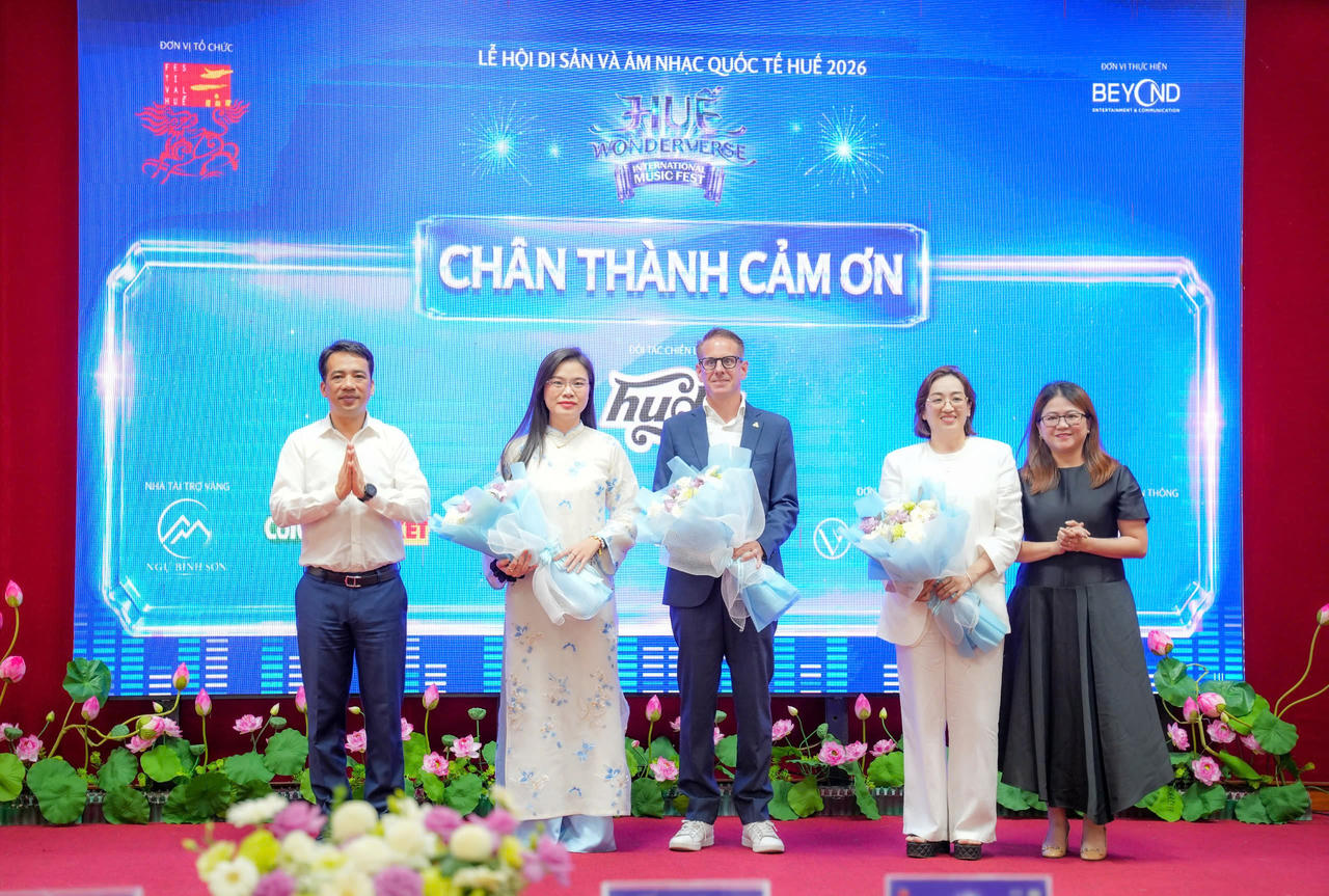 Lãnh đạo thành phố tặng hoa cảm ơn các nhà tài trợ. (Ảnh: Lê Hoàng)