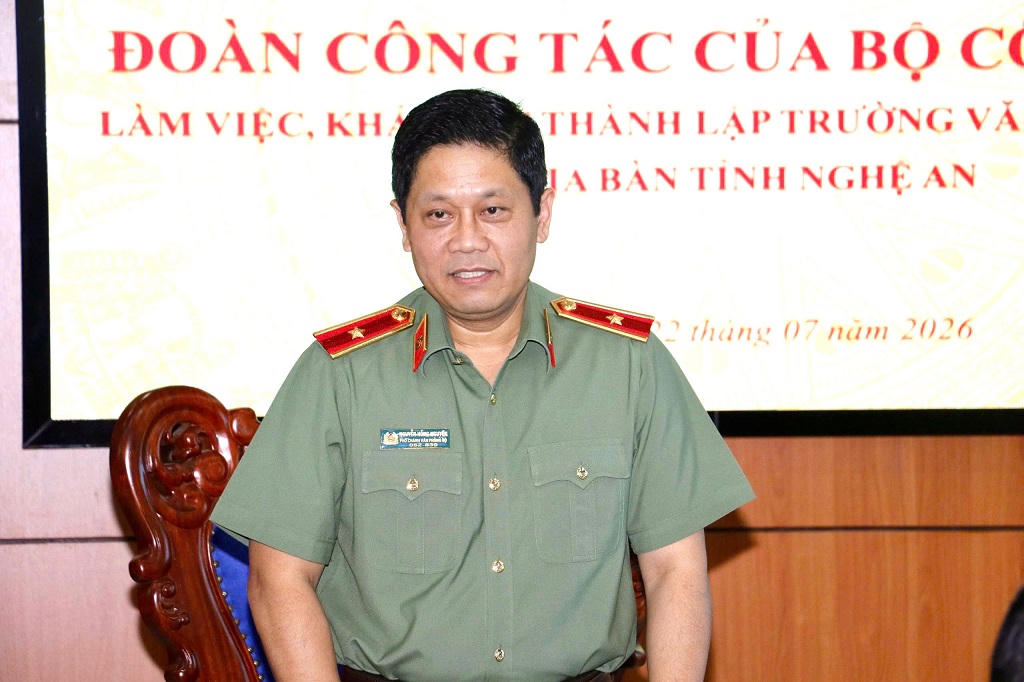 Thiếu tướng Nguyễn Hồng Nguyên - Phó Chánh Văn phòng Bộ Công an phát biểu tại buổi làm việc về khảo sát thành lập Trường Văn hóa CAND tại Nghệ An (ảnh Công an Nghệ An cung cấp)