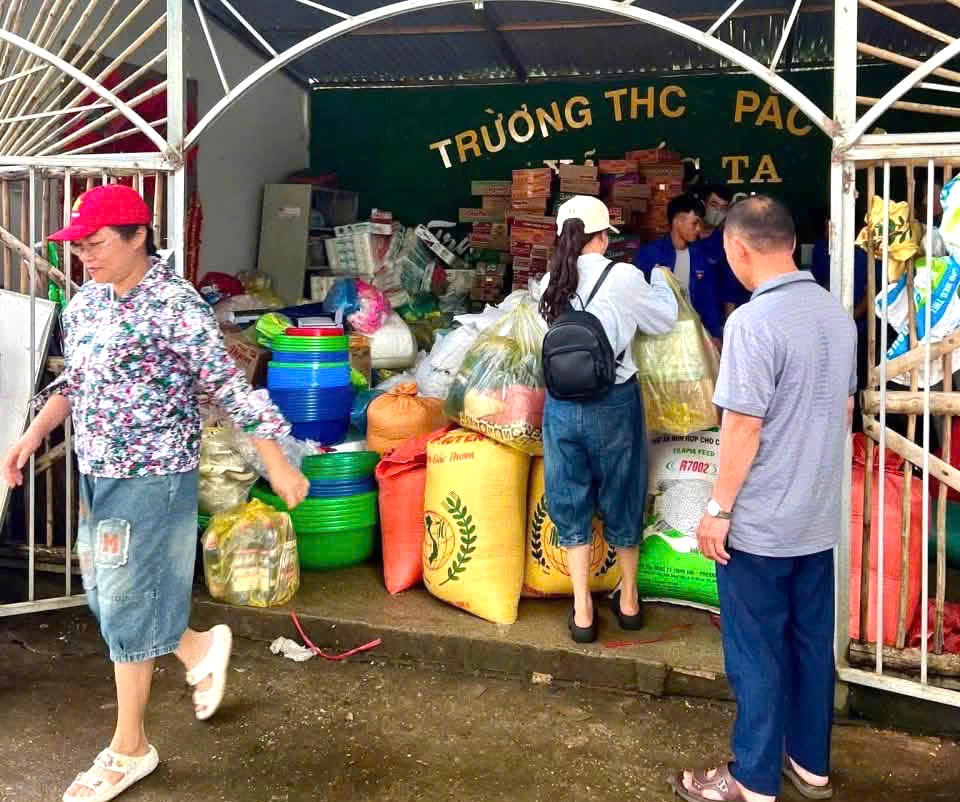 Nhiều cơ quan, địa phương, doanh nghiệp đã kịp thời triển khai các hoạt động hỗ trợ, trao kinh phí và nhu yếu phẩm thiết yếu cho nhân dân 