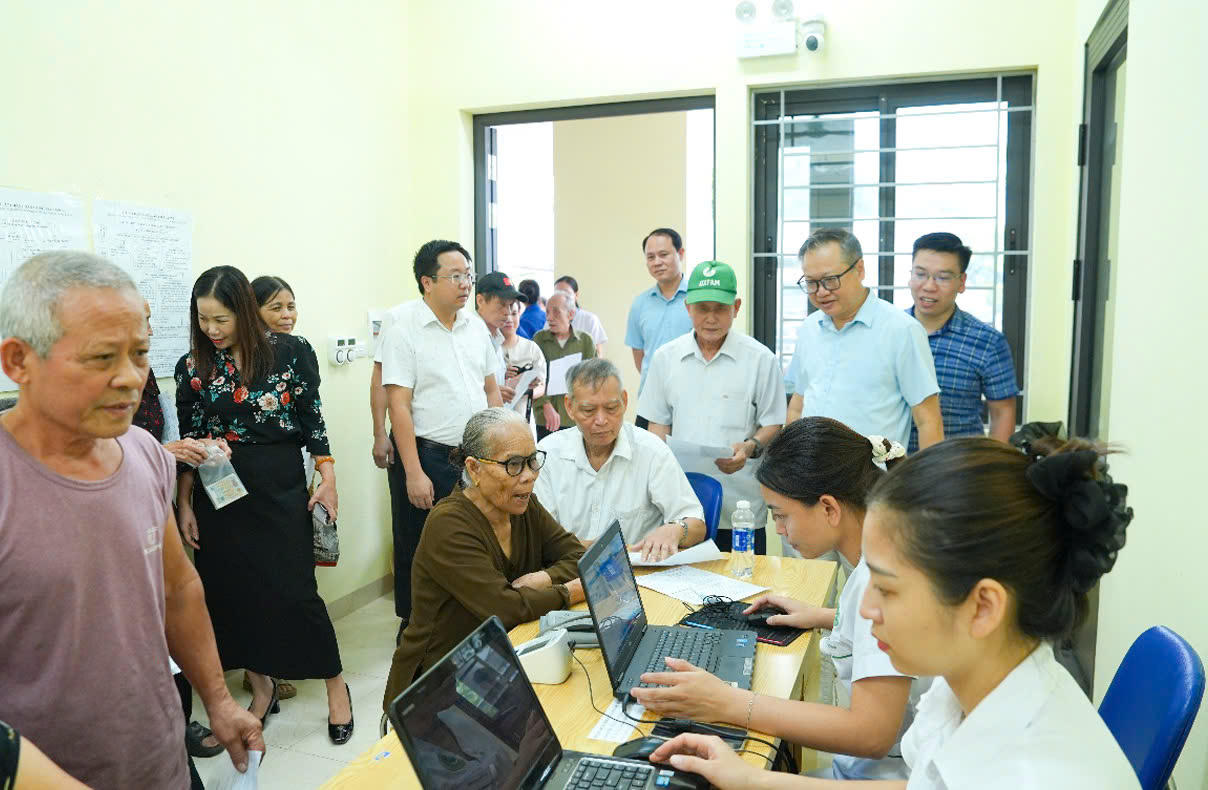 Bí thư Đảng ủy xã Gia Lâm Lê Ngọc Anh kiểm tra công tác hướng dẫn người dân cập nhật dữ liệu số ( Ảnh: UBND xã Gia Lâm)
