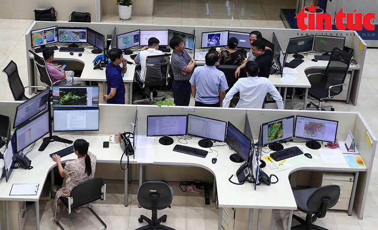 Phía sau mỗi bản tin cảnh báo là nỗ lực của những con người âm thầm góp phần giảm thiểu rủi ro trước thiên tai. (Ảnh: Tin tức/TTXVN)