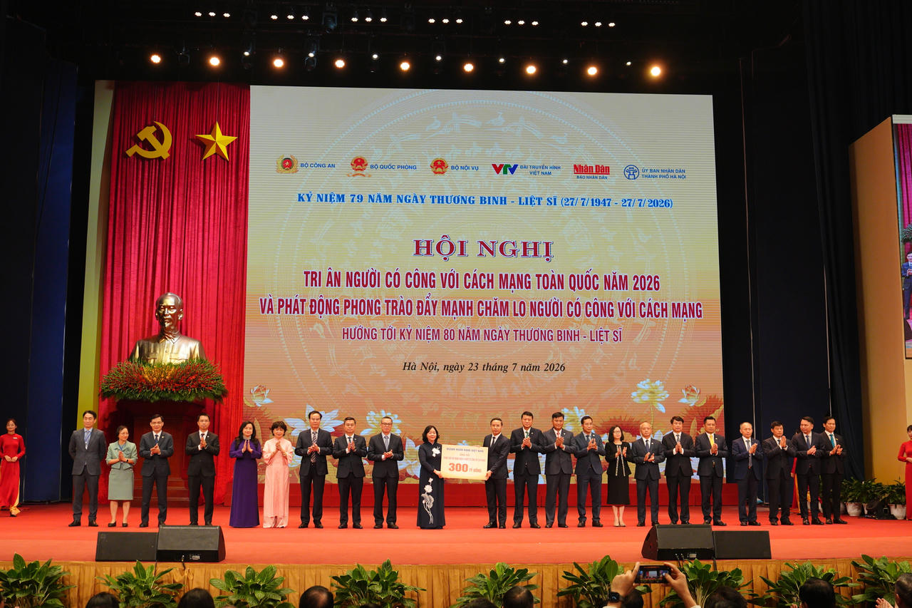 Ông Nguyễn Việt Anh - &nbsp;Phó Tổng Giám đốc phụ trách Chiến lược và Quản trị Ngân hàng TPBank trao quà tri ân tại Hội nghị.