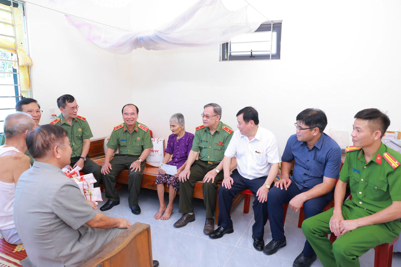 Ban tổ chức đến thăm, tặng quà Mẹ VNAH Nguyễn Thị Chắn.