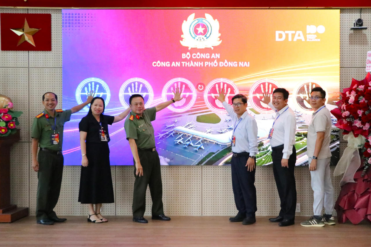 Các đại biểu thực hiện nghi thức ra mắt Câu lạc bộ Niềm tin số Đồng Nai (Ảnh: Khánh Toàn)