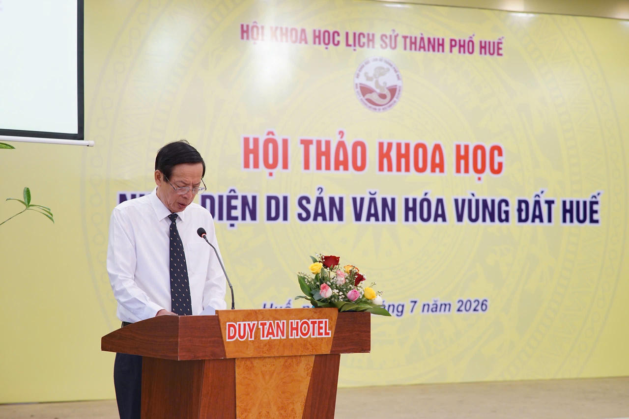 Ts Phan Tiến Dũng - Chủ tịch hội khoa học Lịch sử TP Huế phát biểu khai mạc hội thảo. (Ảnh: Hoài Trinh)