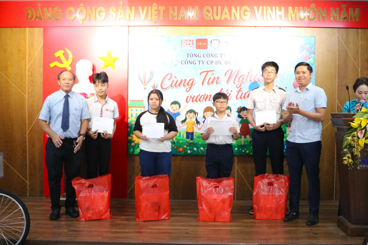 Nhiều phần quà tiếp sức học sinh, người lao động khó khăn tại chương trình “Cùng Tín Nghĩa vươn tới tương lai – 2026”