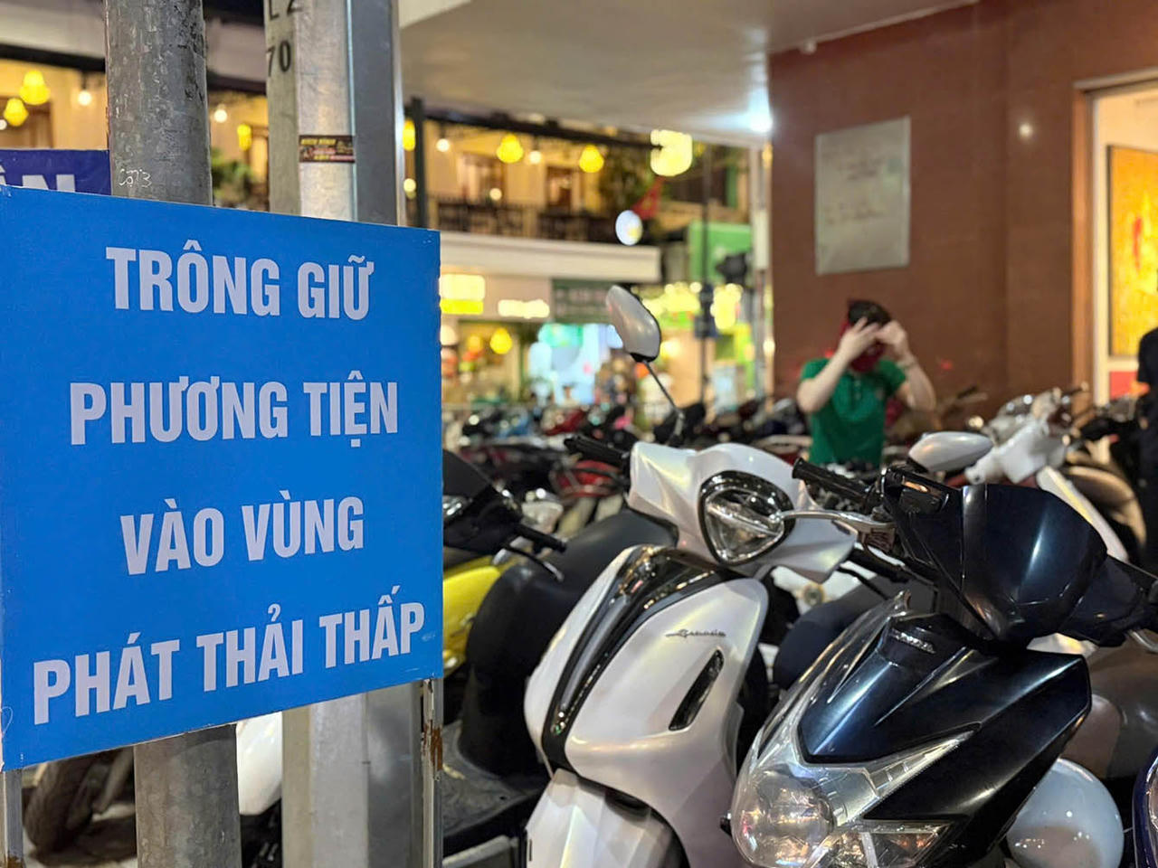 Các điểm trông giữ xe được bố trí trên nhiều tuyến phố quanh khu vực phố đi bộ. (Ảnh trong bài: PV)