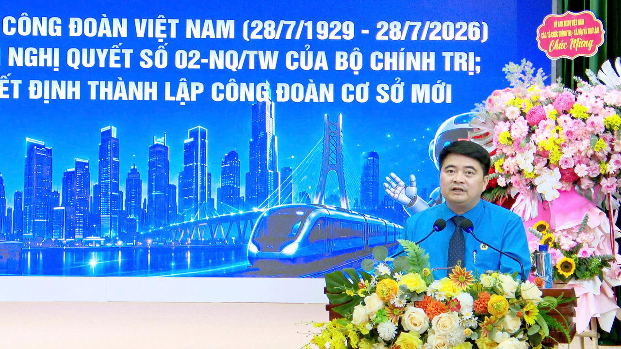 Đồng chí Nguyễn Đức Tài, Chủ tịch Công đoàn xã Thư Lâm trình bày báo cáo sơ kết 5 năm thực hiện Nghị quyết số 02-NQ/TW. 