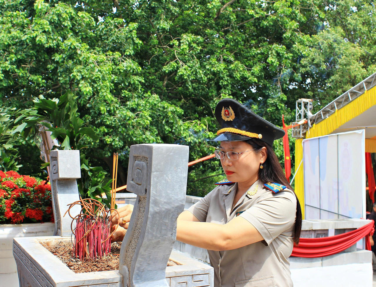 Đồng chí Nguyễn Thị Kim Yến, Bí thư Đảng ủy, Trưởng Thi hành án dân sự tỉnh Phú Thọ dâng hương tưởng niệm các Anh hùng liệt sĩ.