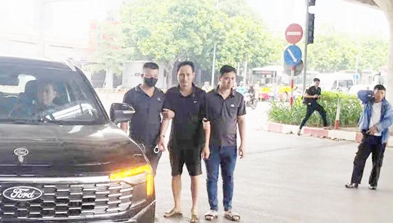 Tạm giữ nam tài xế tăng ga bỏ chạy khi bị CSGT kiểm tra