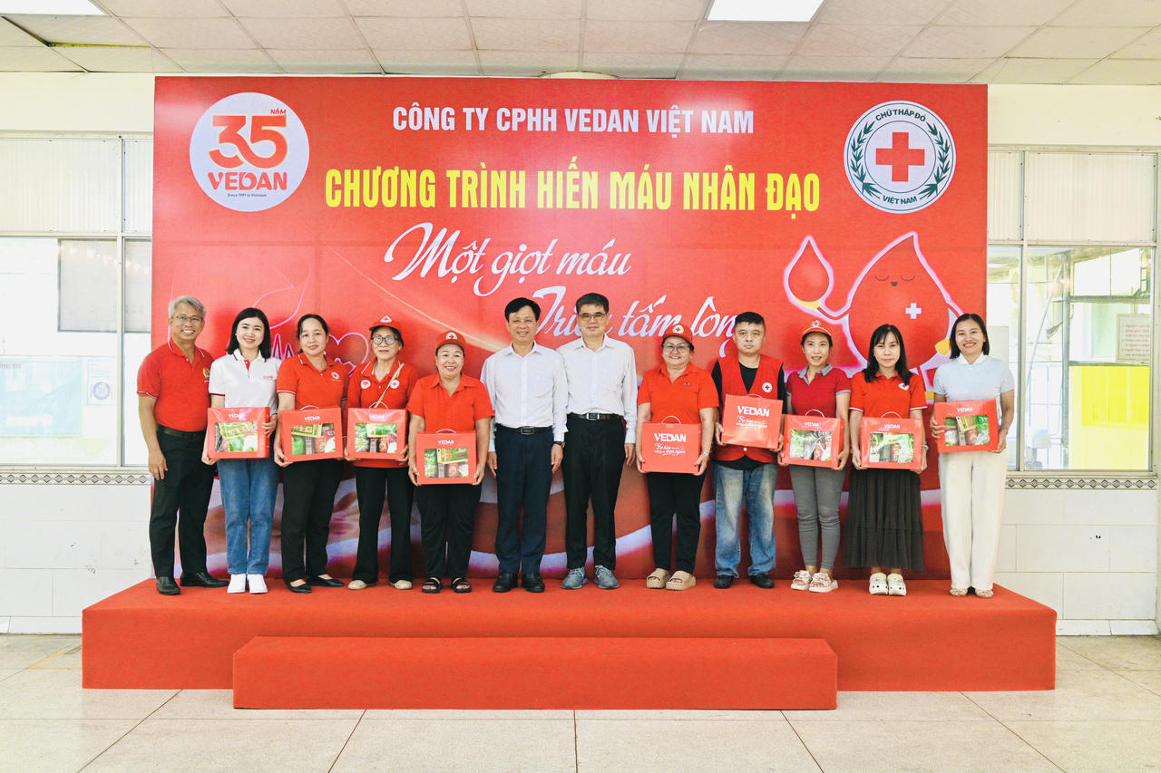Ban lãnh đạo Vedan Việt Nam và Hội Chữ thập đỏ thành phố Đồng Nai chụp ảnh lưu niệm tại chương trình hiến máu nhân đạo lần thứ 6.