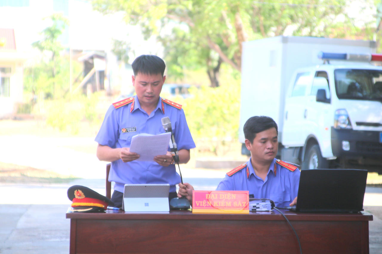 Đại diện Viện KSND khu vực 1 - Gia Lai công bố bản cáo trạng tại phiên tòa xét xử. (Ảnh: Đình Phùng)