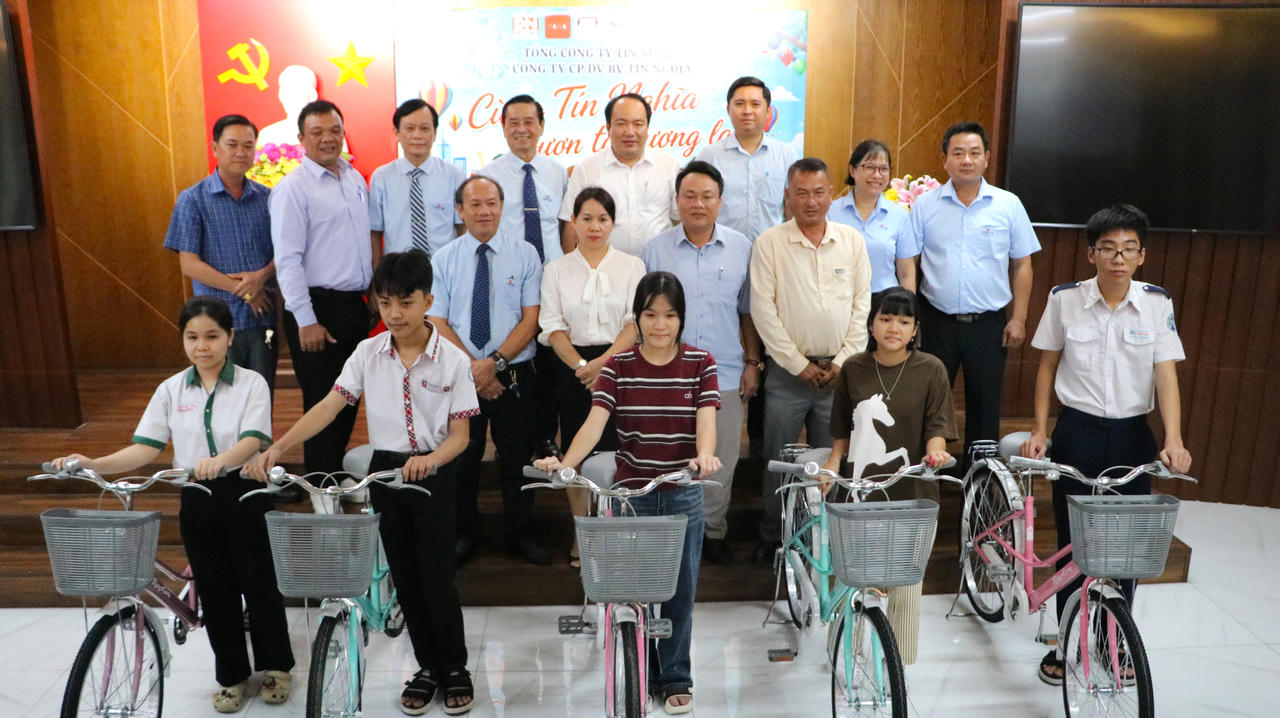 Nhiều phần quà tiếp sức học sinh, người lao động khó khăn tại chương trình “Cùng Tín Nghĩa vươn tới tương lai – 2026”
