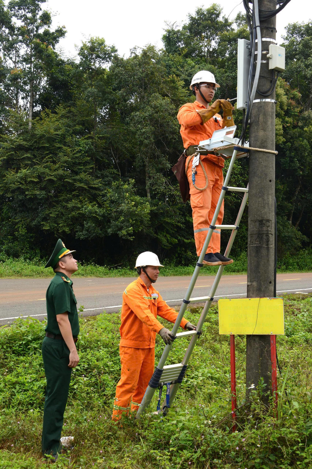 Nguồn điện ổn định góp phần quan trọng để lực lượng biên phòng thực hiện tốt nhiệm vụ đảm bảo an ninh - quốc phòng khu vực biên giới. Ảnh: EVNSPC