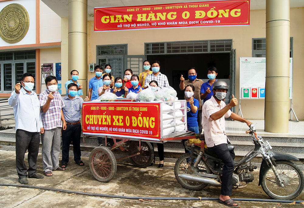 Hàng triệu người dân cùng chung tay hỗ trợ nhau trong đại dịch COVID-19, tạo nên sức mạnh cộng đồng vượt lên trên những khó khăn của khủng hoảng. (Ảnh Phạm Phương)
