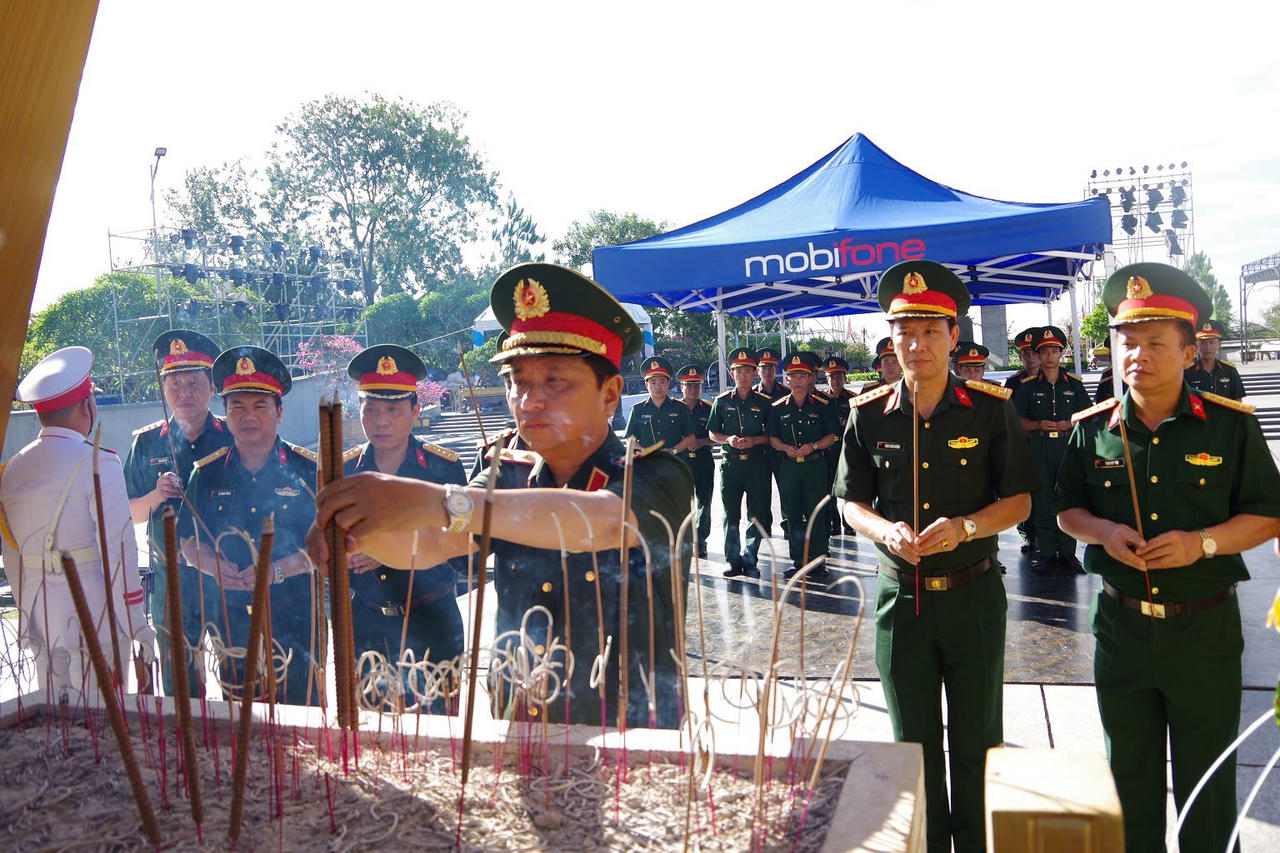 Đoàn công tác Bộ Tư lệnh Quân khu 4 do Trung tướng Hà Thọ Bình, Tư lệnh Quân khu làm trưởng đoàn đã tổ chức dâng hoa, thắp hương tưởng niệm các Anh hùng liệt sĩ tại Nghĩa trang Liệt sĩ Quốc gia Đường 9. (Ảnh: Xuân Diện).