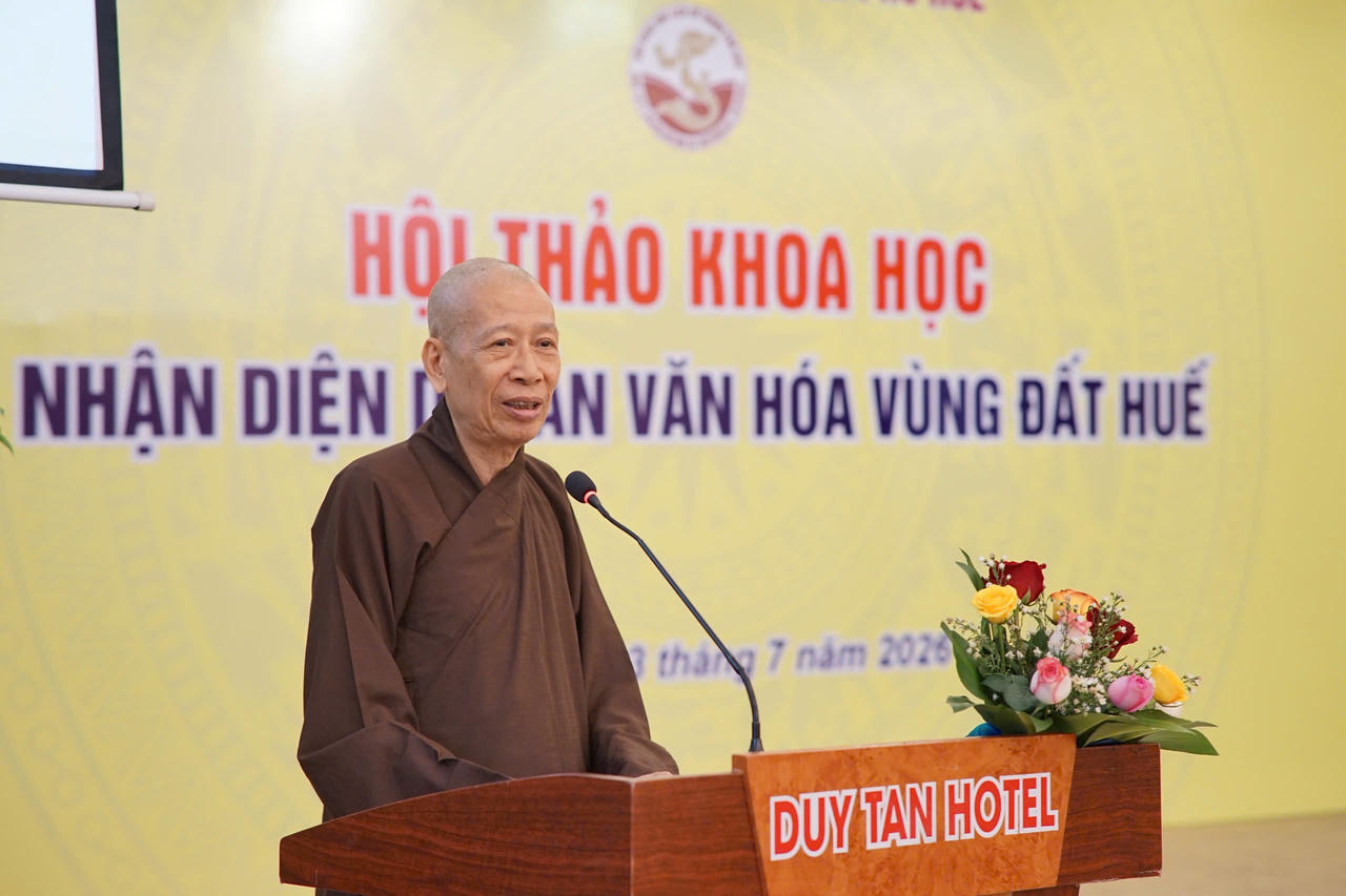 Hoà thượng Thích Kiên Tuệ - Trưởng ban Văn hoá GHPGVN TP Huế phát biểu tại hội thảo. (Ảnh: Hoài Trinh)