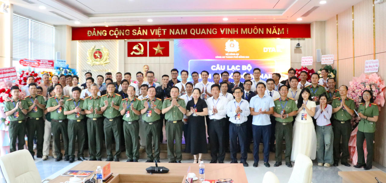 Các đại biểu chụp hình lưu niệm (Ảnh: Khánh Toàn)