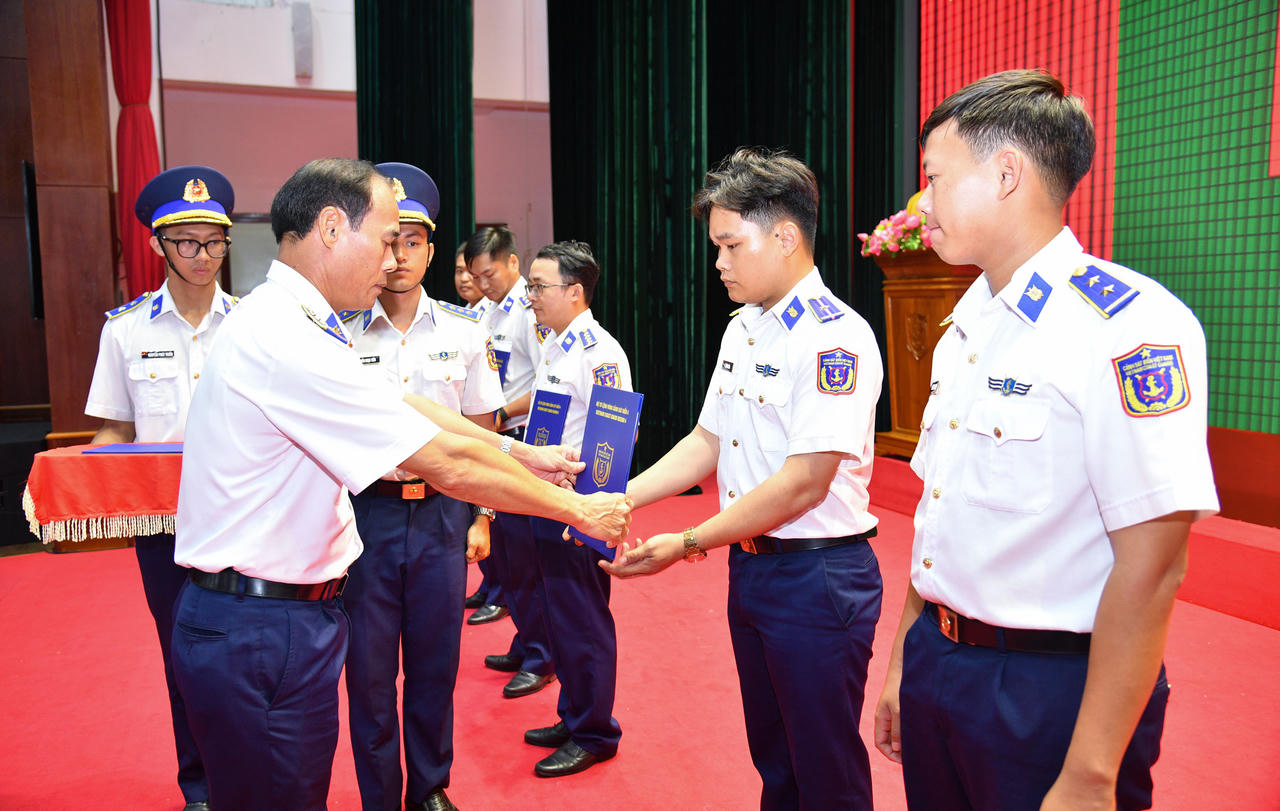 Thủ trưởng Bộ Tư lệnh Vùng Cảnh sát biển 4 trao giấy chứng nhận cho các học viên hoàn thành lớp bồi dưỡng tiếng Khmer năm 2026.