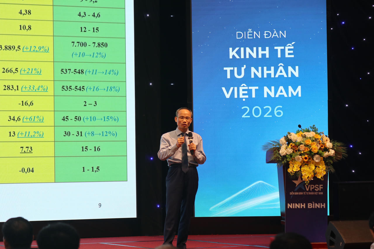 TS. Cấn Văn Lực – Thành viên Hội đồng Tư vấn Chính sách Tài chính - Tiền tệ Quốc gia, Chuyên gia Kinh tế trưởng Ngân hàng BIDV phát biểu tại hội nghị.