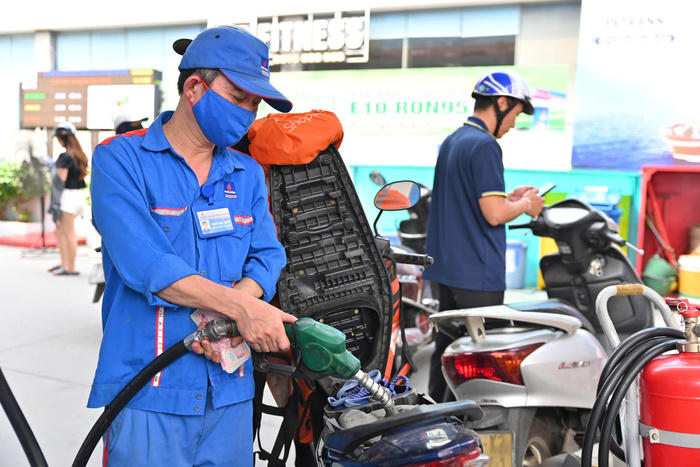 Giá xăng, dầu đồng loạt tăng mạnh, có loại tăng hơn 2.400 đồng/lít