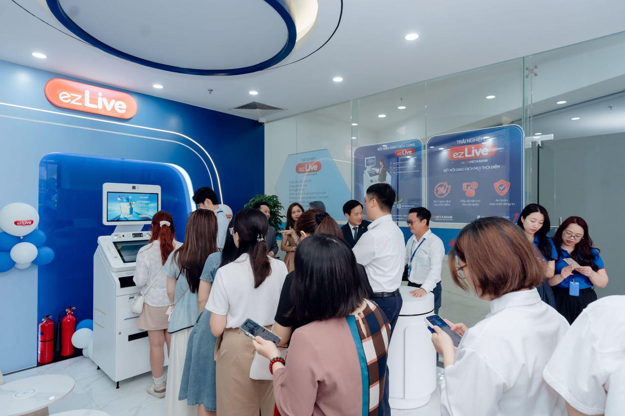 Khách hàng trải nghiệm tại phòng giao dịch tự động ezLive