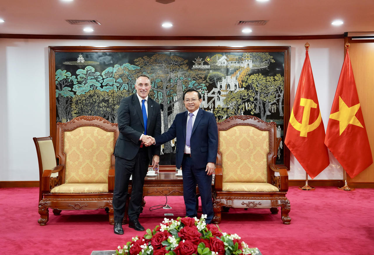 Thứ trưởng Bộ Tài chính Lê Tấn Cận tiếp Ông Brett Clark – Tổng Giám đốc Daiichi Life Châu Á - Thái Bình Dương
