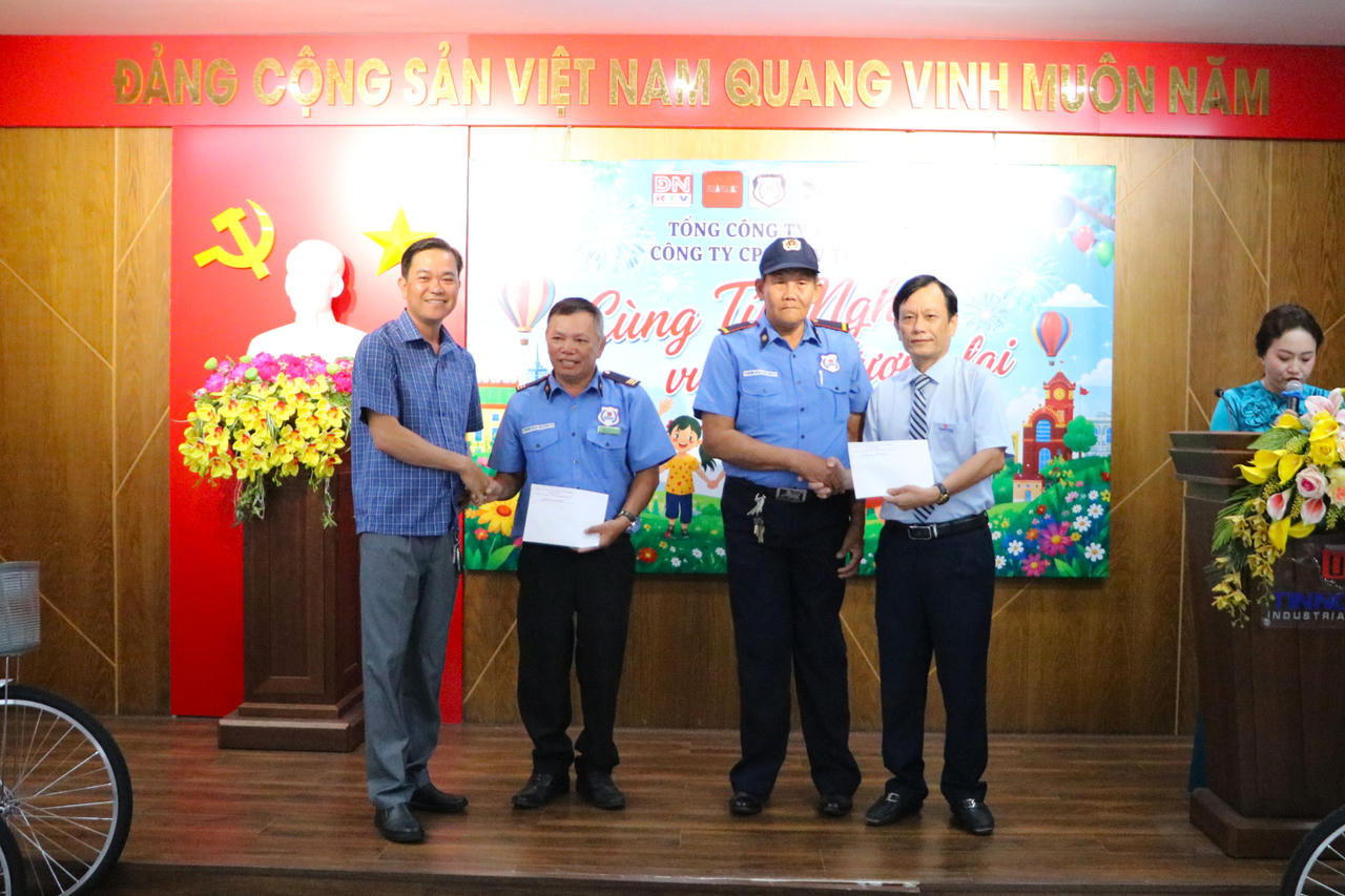 Nhiều phần quà tiếp sức học sinh, người lao động khó khăn tại chương trình “Cùng Tín Nghĩa vươn tới tương lai – 2026”