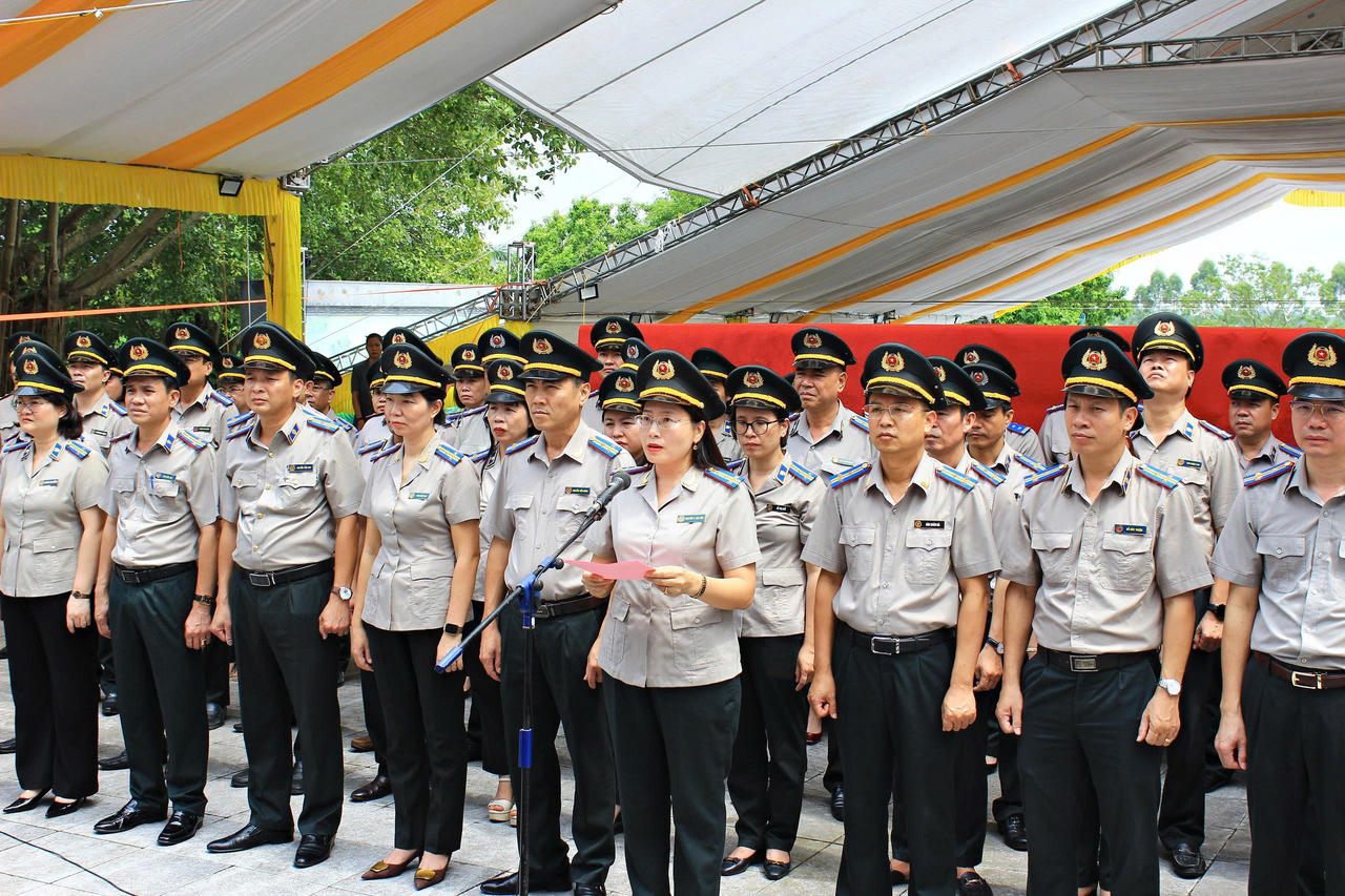 Đồng chí Nguyễn Thị Kim Yến, Bí thư Đảng ủy, Trưởng Thi hành án dân sự tỉnh Phú Thọ cùng Đoàn công tác.