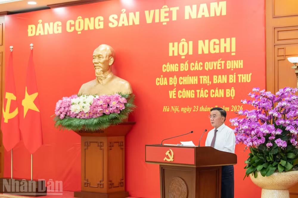 Công bố các quyết định của Bộ Chính trị, Ban Bí thư về công tác cán bộ