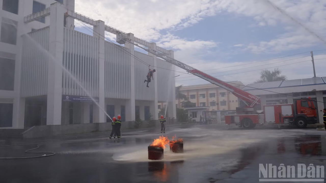 Bài học từ thực tiễn chỉ thật sự có ý nghĩa khi được chuyển hóa thành năng lực phòng ngừa và ứng phó. (Ảnh: Báo Nhân dân)