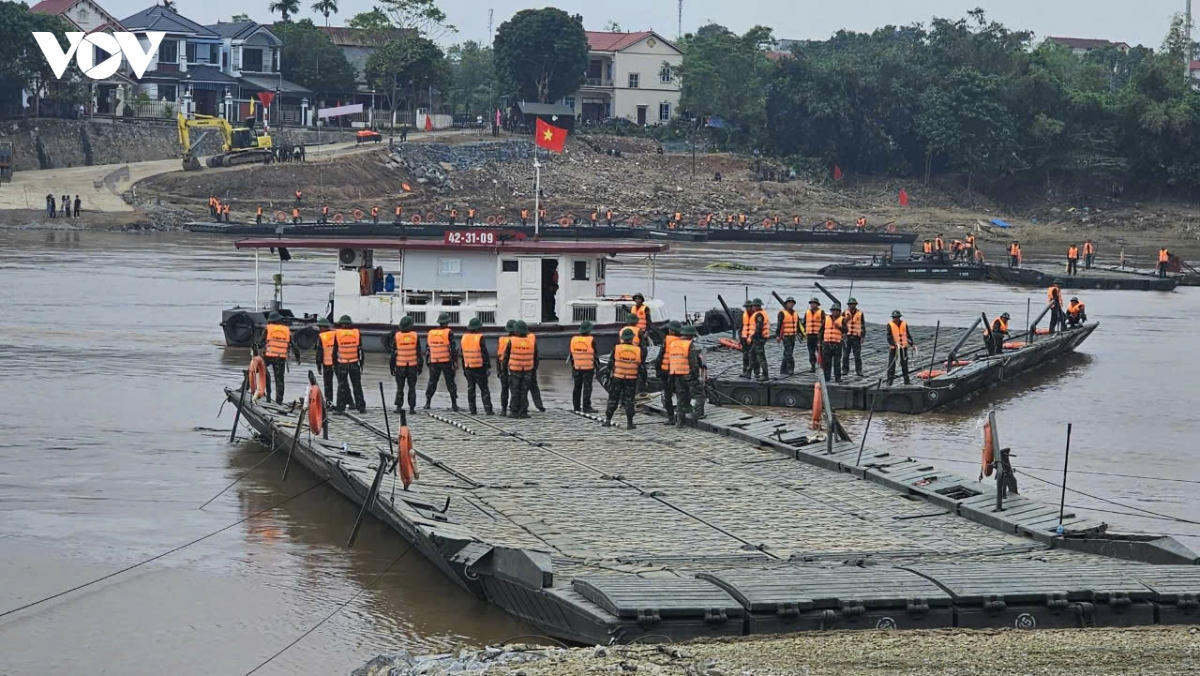Quân đội lắp cầu phao Phong Châu, cho thấy khả năng tổ chức và phối hợp nguồn lực quyết định tốc độ ứng phó trước những tình huống khẩn cấp. (Ảnh VOV)