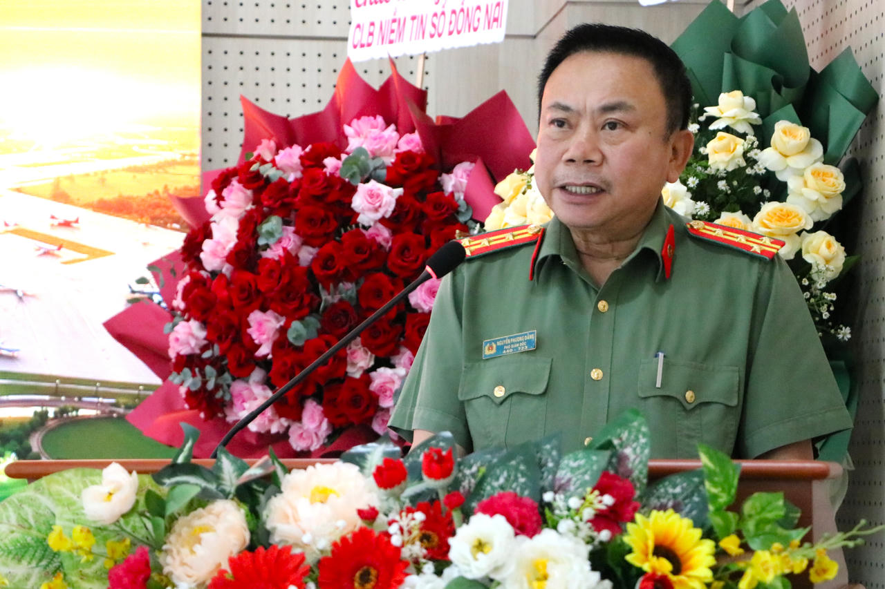 Đại tá Nguyễn Phương Đằng - Phó Giám đốc Công an thành phố Đồng Nai - nhấn mạnh các ưu, nhược điểm của không gian mạng (Ảnh: Khánh Toàn)