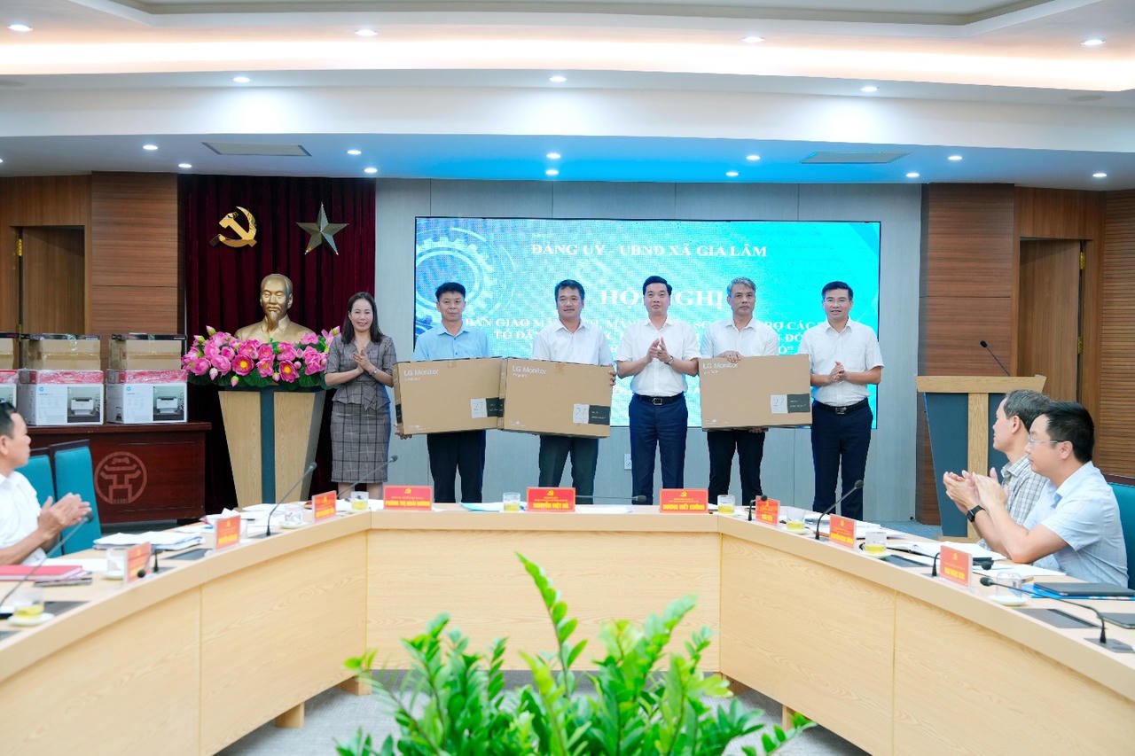 Đảng ủy, UBND xã Gia Lâm trao tặng máy tính cho các Tổ dân phố để phục vụ công tác chuyển đổi số ( Ảnh: UBND xã Gia Lâm)