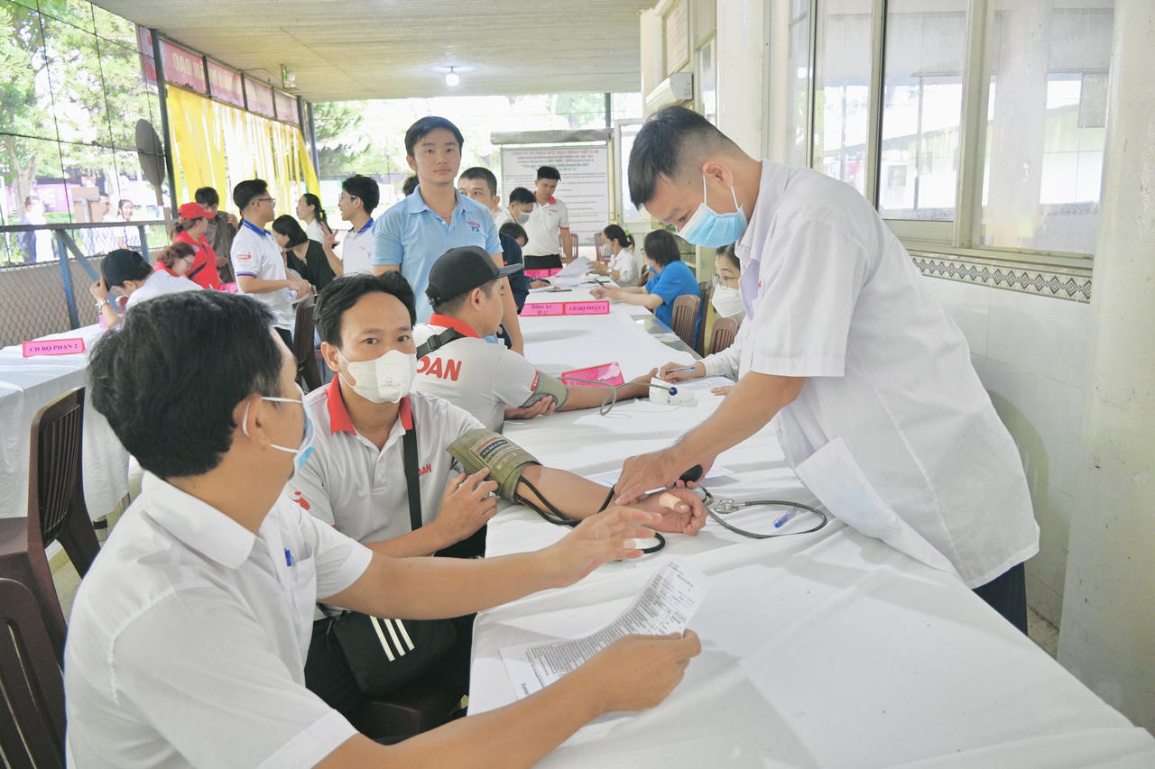 Người tham gia được khám sức khỏe và kiểm tra sàng lọc trước khi hiến máu theo đúng quy định.