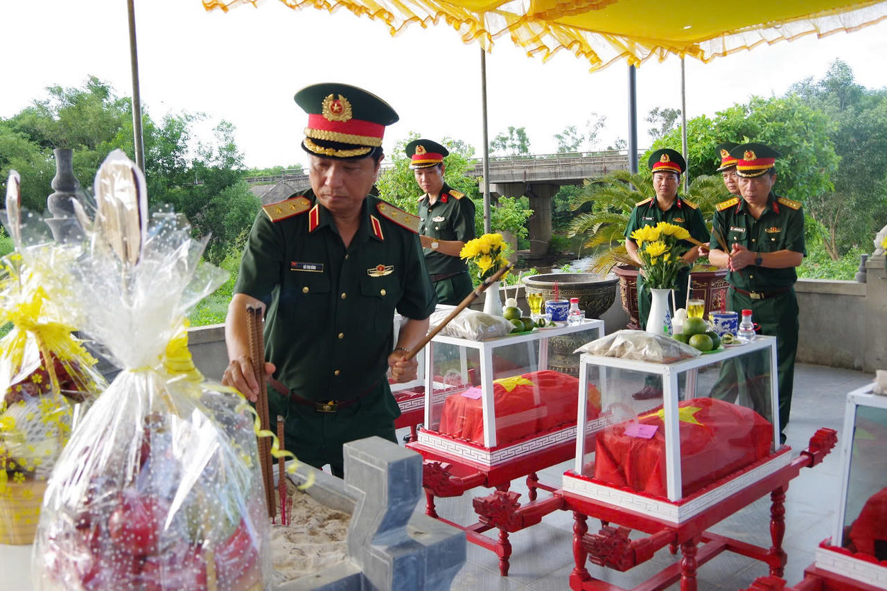 Trung tướng Hà Thọ Bình cùng đoàn công tác Bộ Tư lệnh Quân khu 4 dâng hương các hài cốt liệt sĩ vừa được Đội Quy tập 584 và Đội Quy tập 589, Bộ CHQS tỉnh Quảng Trị quy tập tại khu vực Câu Nhi, xã Nam Hải Lăng. (Ảnh: Xuân Diện).