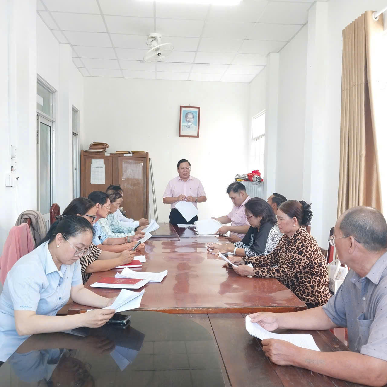 Bí thư Chi bộ Đảng, Giám đốc NHCSXH đặc khu Phú Quốc, Thạc sỹ Nguyễn Hiếu Trung (người đứng giữa) chủ trì cuộc họp với lãnh đạo các hội đoàn thể bàn về nâng cao chất lượng công tác ủy thác vay vốn.