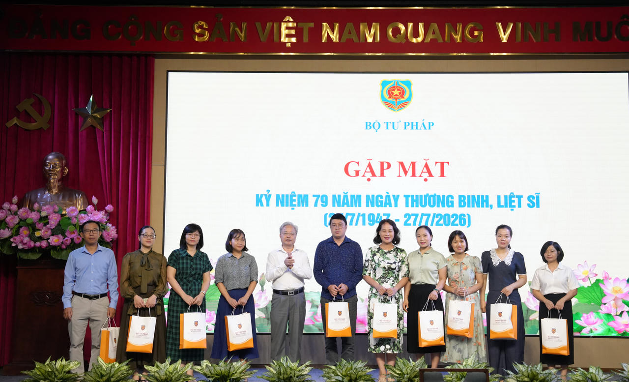  Phó Bí thư chuyên trách Nguyễn Quang Thái trao tặng quà tri ân công chức, viên chức là thương binh, con liệt sỹ, con thương, bệnh binh đang công tác tại Bộ.